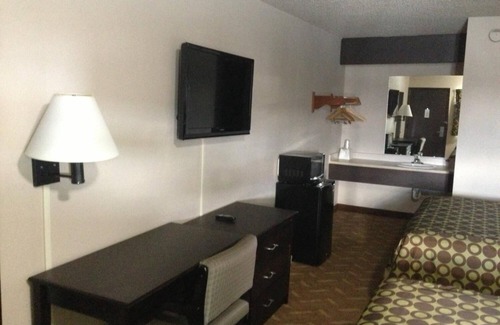 Independence Hotel | Convenient Stay at Americas Best Value Inn Kansas City E