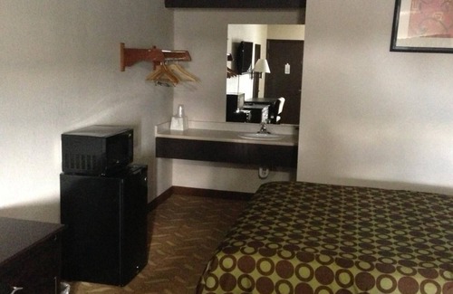 Independence Hotel | Convenient Stay at Americas Best Value Inn Kansas City E