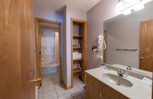 Lake George Hotel | Experience Americas Best Value Inn & Suites Lake George