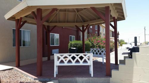 Westmorland Hotel | Pet-Friendly Americas Best Value Inn with Pool & Spa