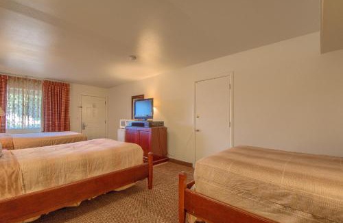 Uvalde Hotel | Cozy Stay at Americas Best Value Inn Uvalde with Pool & Pets