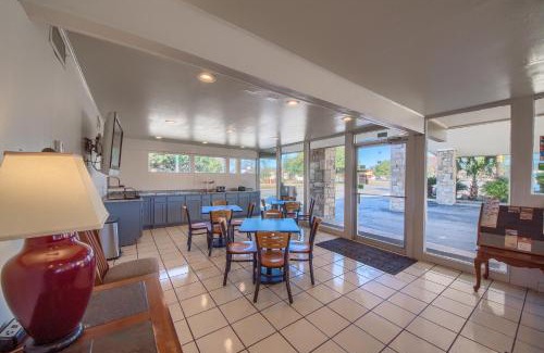 Uvalde Hotel | Cozy Stay at Americas Best Value Inn Uvalde with Pool & Pets