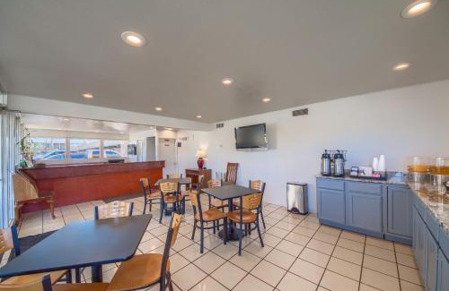 Uvalde Hotel | Cozy Stay at Americas Best Value Inn Uvalde with Pool & Pets