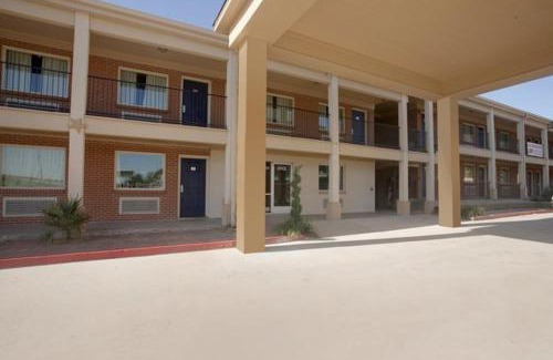 Waco Hotel | Pet-Friendly Stay at Americas Best Value Inn Waco