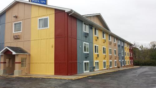 Leavenworth Hotel | Pet-Friendly Americas Stay Inn with Pool & Ocean Views