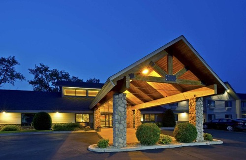 Baudette Hotel | Relax at AmericInn by Wyndham Baudette with Ocean Views
