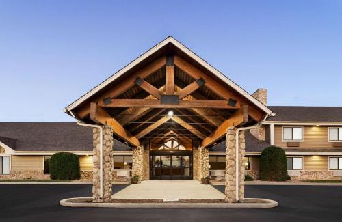 Baudette Hotel | Relax at AmericInn by Wyndham Baudette with Ocean Views