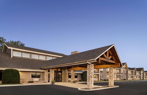 Baudette Hotel | Relax at AmericInn by Wyndham Baudette with Ocean Views