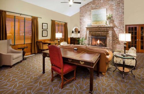 Chanhassen Hotel | Charming AmericInn by Wyndham Chanhassen with Pool & Hot Tub