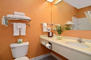 Grinnell Hotel | Pet-Friendly AmericInn by Wyndham Grinnell with Pool Access