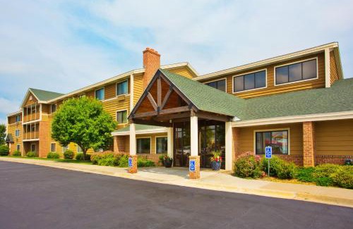 Kearney Hotel | Pet-Friendly AmericInn by Wyndham Kearney with Breakfast