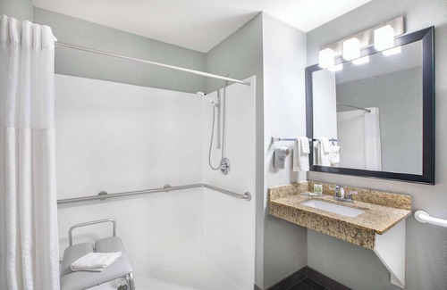 Pella Hotel | Comfortable Stay at AmericInn by Wyndham Pella with Pool
