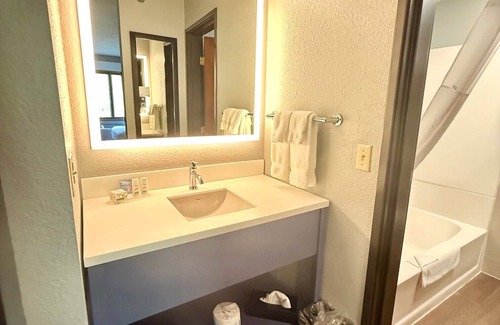 Tofte Hotel | Relaxing AmericInn by Wyndham Tofte Near Lake Superior