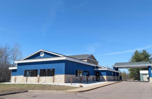 Tomahawk Hotel | Pet-Friendly Retreat at Super 8 by Wyndham Tomahawk