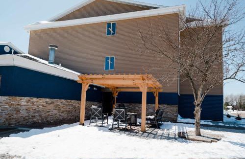 Tomahawk Hotel | Pet-Friendly Retreat at Super 8 by Wyndham Tomahawk