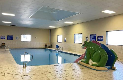 Watertown Hotel | Pet-Friendly Ramkota Hotel Watertown with Pool & Hot Tub
