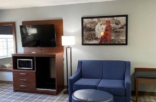 Conroy Hotel | Discover AmericInn by Wyndham Williamsburg With Pool & Spa