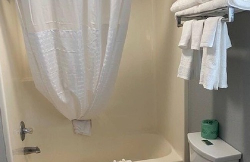 Conroy Hotel | Discover AmericInn by Wyndham Williamsburg With Pool & Spa