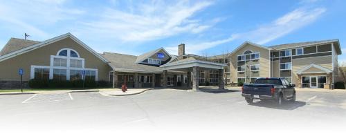 Waconia Hotel | Pet-Friendly AmeriVu Inn and Suites with Hot Tub Access
