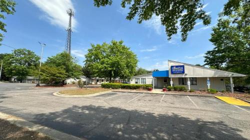 Southern Pines Hotel | Comfortable AmeriVu Inn & Suites with Family-Friendly Amenities