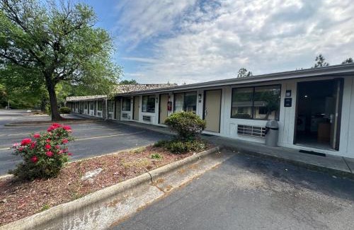 Southern Pines Hotel | Comfortable AmeriVu Inn & Suites with Family-Friendly Amenities