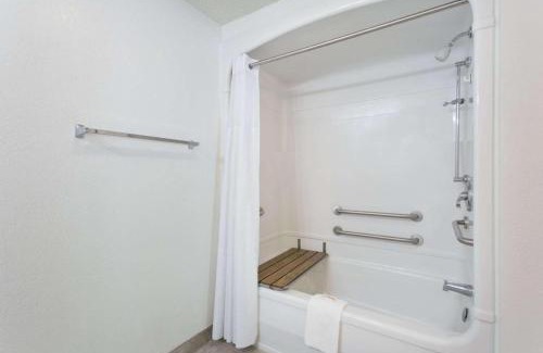 Southern Pines Hotel | Comfortable AmeriVu Inn & Suites with Family-Friendly Amenities