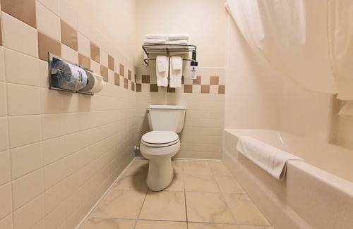 Waconia Hotel | Discover AmeriVu Inn & Suites - Waconia with Pool Access