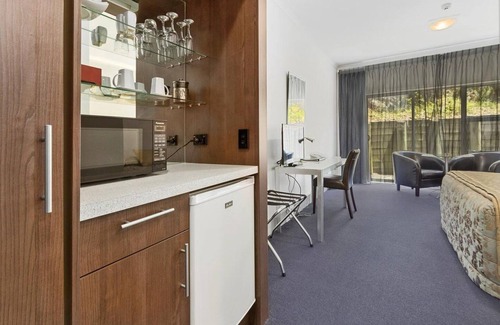 Porirua Hotel | Comfortable Stay at Amethyst Court Motorlodge with Breakfast