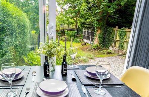 Moseley Apartment | Family-Friendly Amethyst Suite at Moseley Mews Retreat