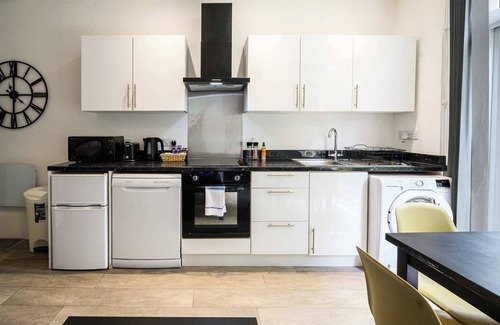 Moseley Apartment | Amethyst Suite at Moseley Mews: Family-Friendly Retreat