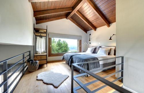 Amfikleia-Elateia Ski Chalet | Charming Amfikleia Chalet: 4-Star Oceanfront Retreat