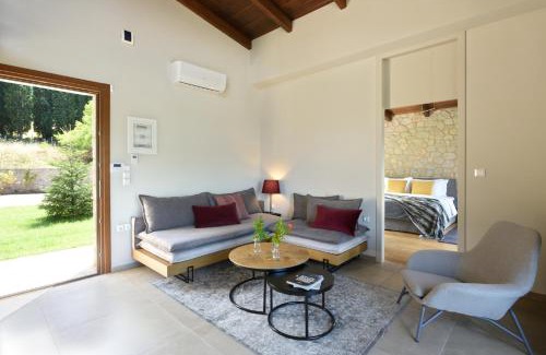 Amfikleia-Elateia Ski Chalet | Charming Amfikleia Chalet: 4-Star Oceanfront Retreat