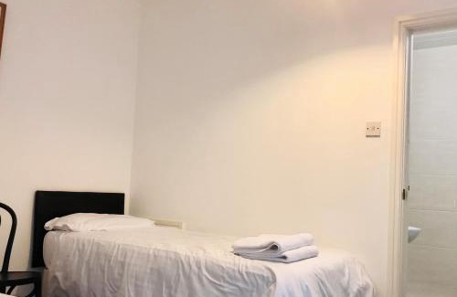 Woodberry Down House | Budget-Friendly Amhurst Hotel: Perfect for Families