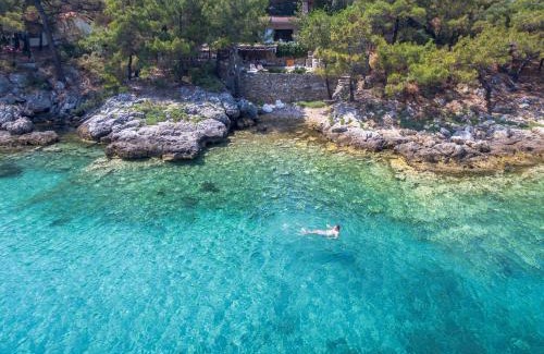 Megalos Prinos House | Seaside Bliss: Amicasa Suite with Private Beach Access