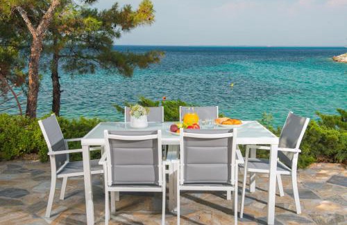 Megalos Prinos House | Seaside Bliss: Amicasa Suite with Private Beach Access