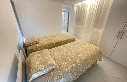 Historic Centre Apartment | Eco-Friendly Amikales Rooms: Family Comfort & Hot Tub
