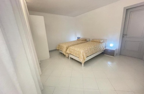 Historic Centre Apartment | Eco-Friendly Amikales Rooms: Family Comfort & Hot Tub