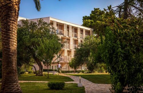 Cove Tri Zala (Zrnovo) Hotel | Relaxing Aminess Port 9 Resort: Beachfront with Spa & Pool