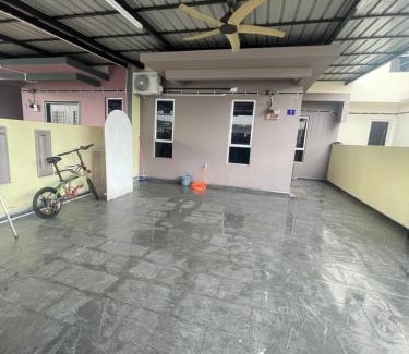 Batu Pahat House | Welcoming Amir Homestay: Child-Friendly Retreat with High Ratings