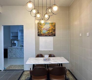 Batu Pahat House | Welcoming Amir Homestay: Child-Friendly Retreat with High Ratings