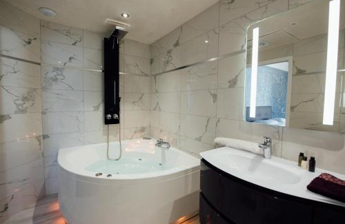 La Baule-Escoublac Hotel | Pet-Friendly Amirauté: Rated 9/10 with Breakfast Included