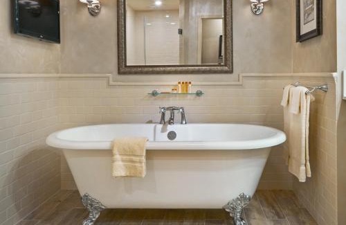 Bird In Hand Hotel | Experience Comfort at Amish View Inn & Suites with Pool