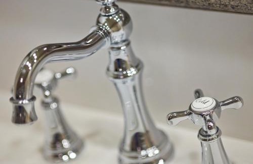 Bird In Hand Hotel | Experience Comfort at Amish View Inn & Suites with Pool