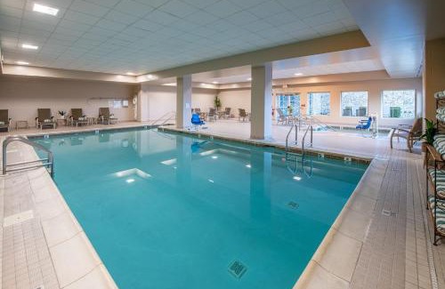 Bird In Hand Hotel | Experience Comfort at Amish View Inn & Suites with Pool