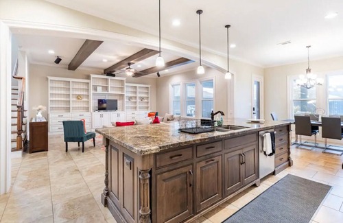 Southeast Houston Villa | AMLUX: Family-Friendly Retreat with Pool and Spa Amenities