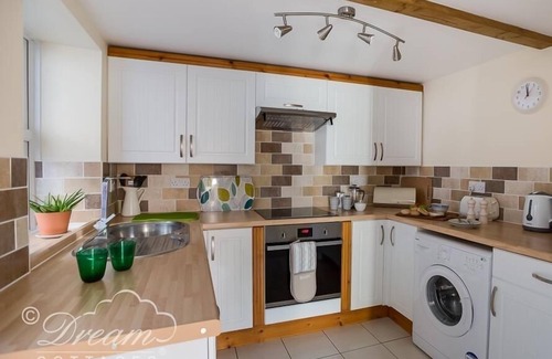 Portland Cottage | Family-Friendly Ammonite Cottage with Ocean Views in Fortuneswell