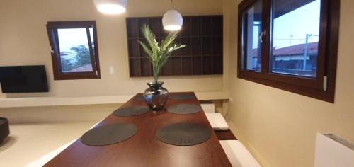 Ouranoupoli Villa | Inviting Ammos ikia: 4-Star Retreat with Hot Tub & Family Fun