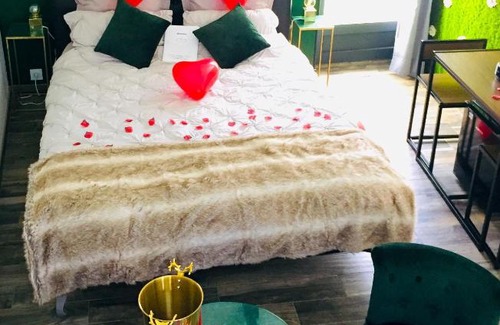 Les Sorinieres House | Elegant AMO'HOTE Suite with Spa & Breakfast Awaits You