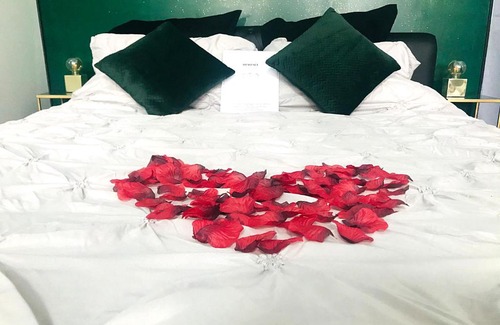 Les Sorinieres House | Elegant AMO'HOTE Suite with Spa & Breakfast Awaits You