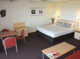 Narooma Hotel | Inviting Amooran Oceanside Apartments with Pool & Breakfast